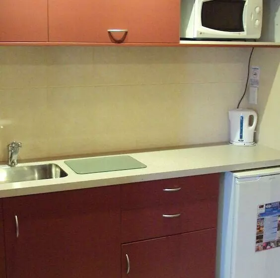 Hotel At The Rocks Motor Lodge