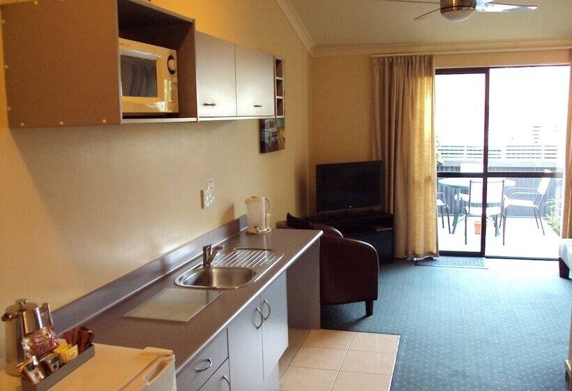 فندق At The Rocks Motor Lodge