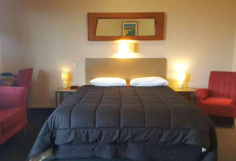 Hotel At The Rocks Motor Lodge