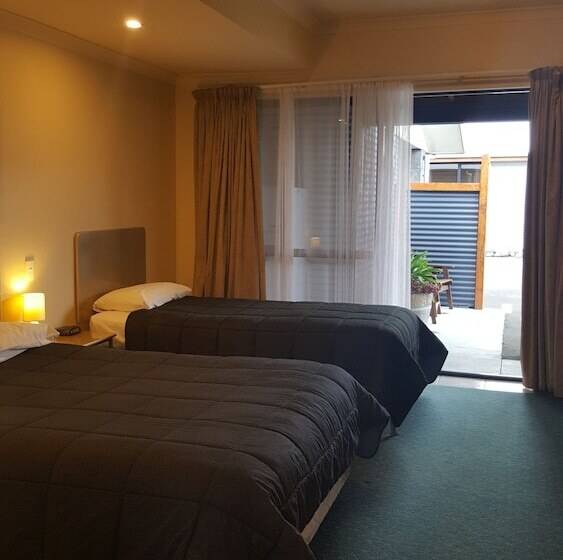 فندق At The Rocks Motor Lodge