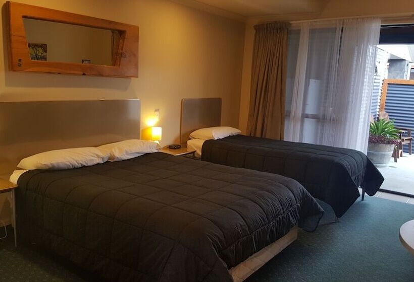 فندق At The Rocks Motor Lodge