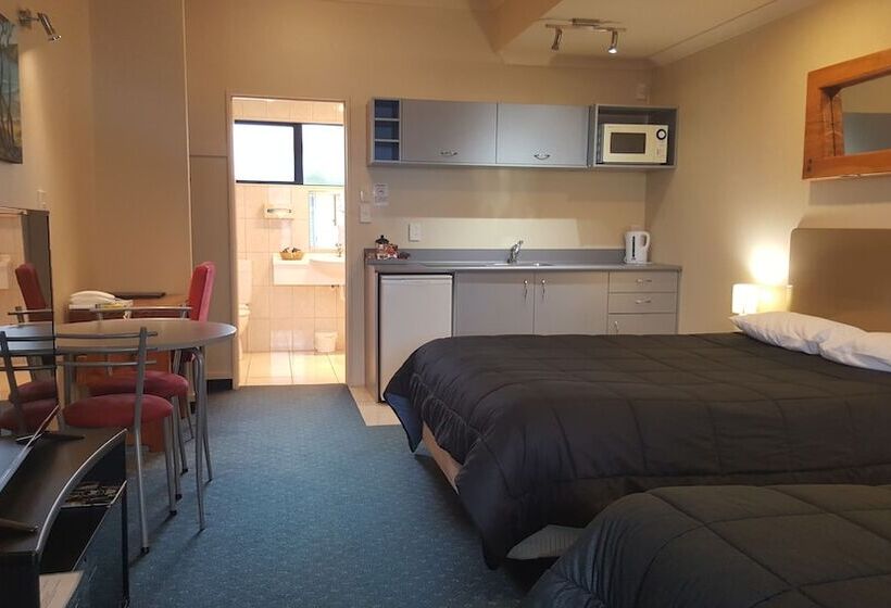 فندق At The Rocks Motor Lodge