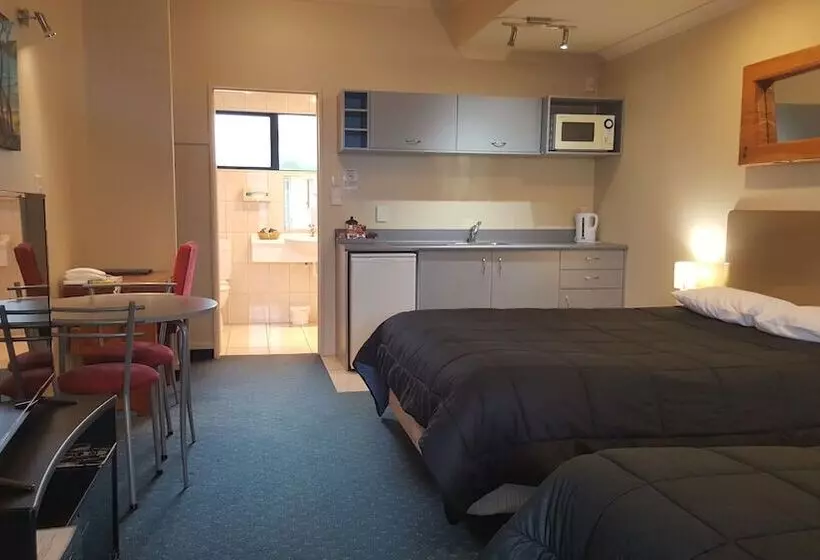 Hotel At The Rocks Motor Lodge