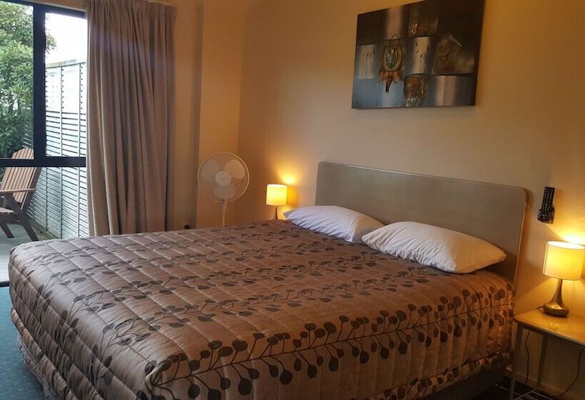 فندق At The Rocks Motor Lodge