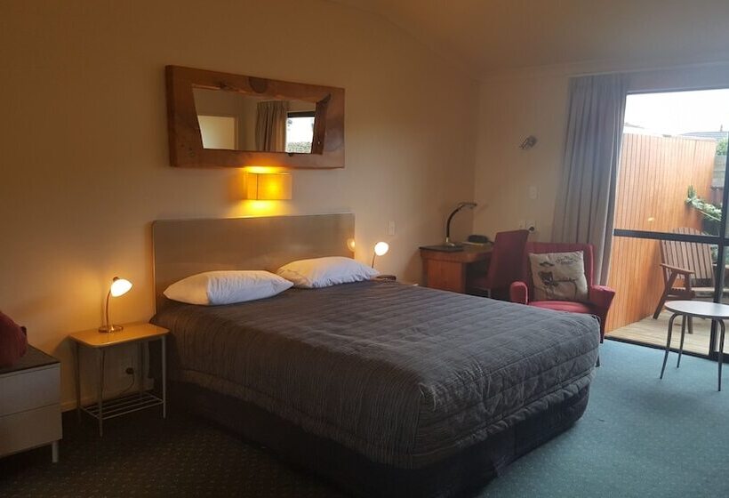 فندق At The Rocks Motor Lodge