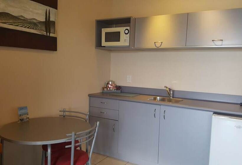 فندق At The Rocks Motor Lodge