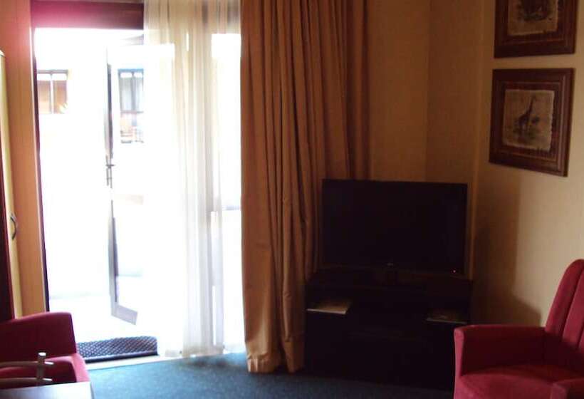 فندق At The Rocks Motor Lodge