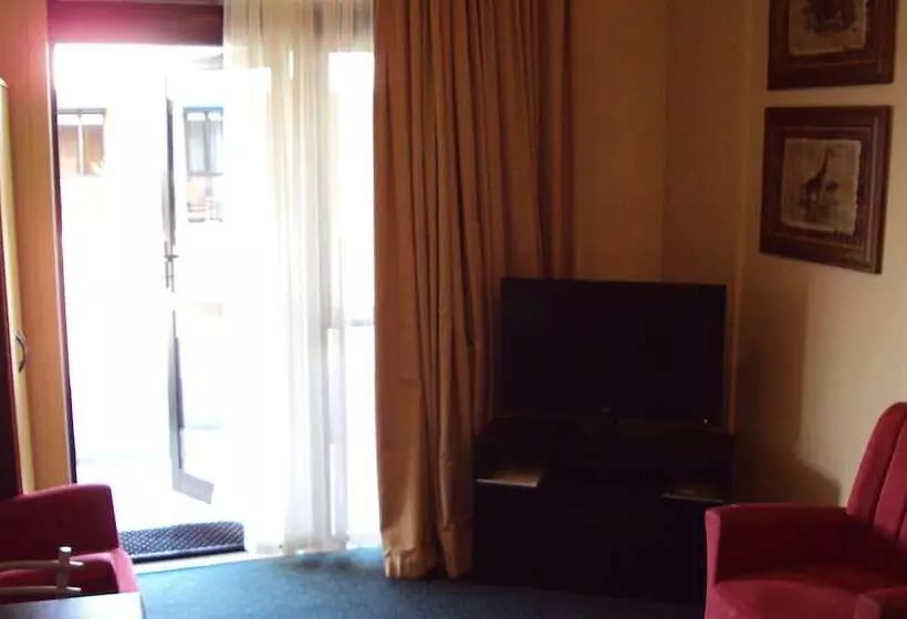 Hotel At The Rocks Motor Lodge