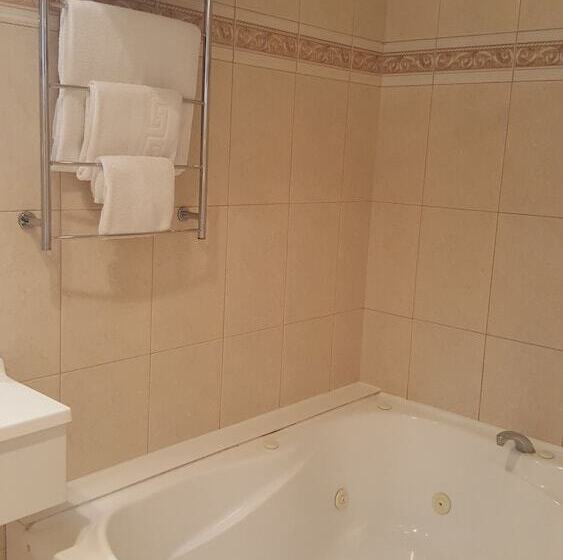 فندق At The Rocks Motor Lodge