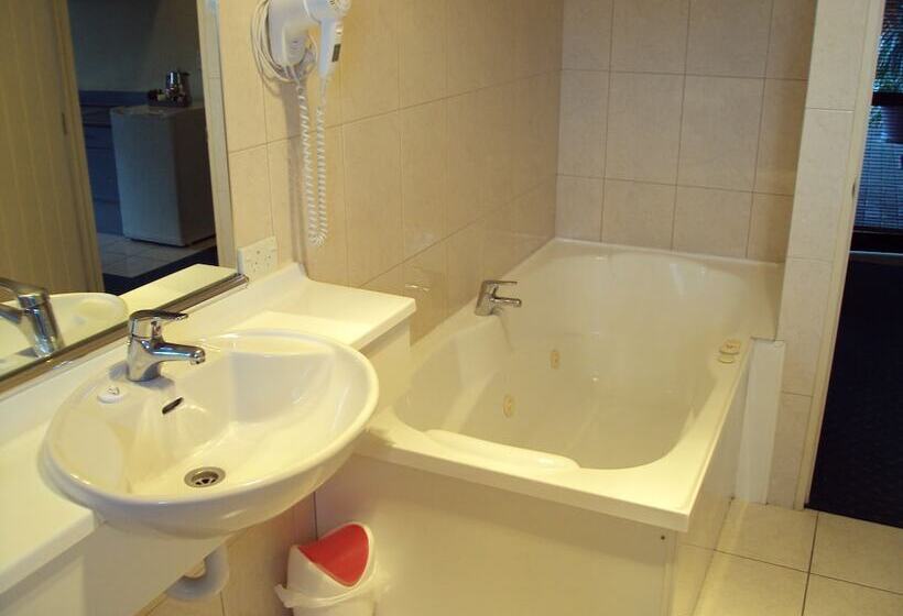 فندق At The Rocks Motor Lodge