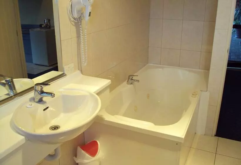 Hotel At The Rocks Motor Lodge