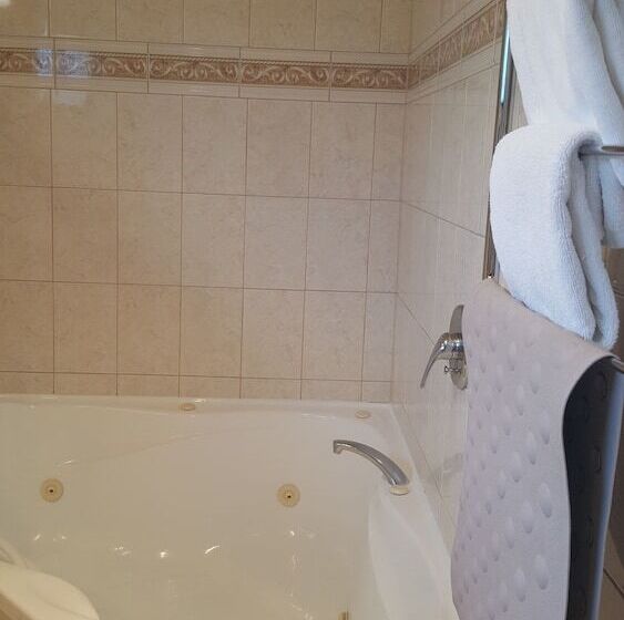 فندق At The Rocks Motor Lodge