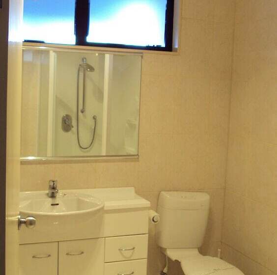 فندق At The Rocks Motor Lodge