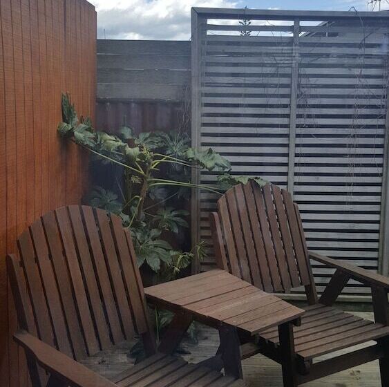 فندق At The Rocks Motor Lodge