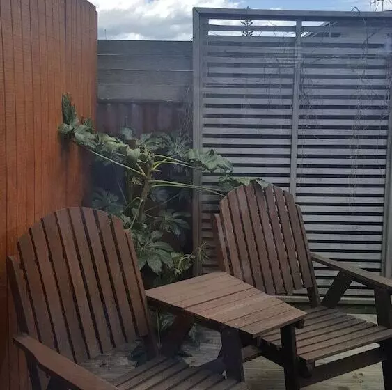 Hotel At The Rocks Motor Lodge