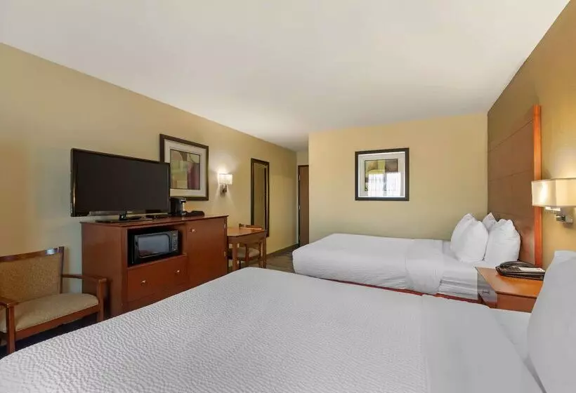 בית מלון כפרי Best Western Plus Altoona Inn