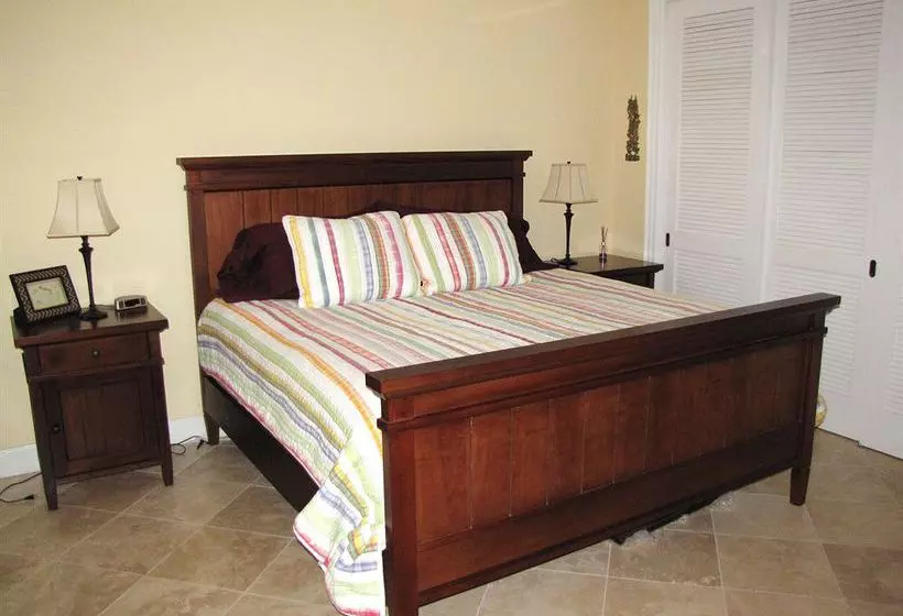 هتل Grandview On Grace Bay