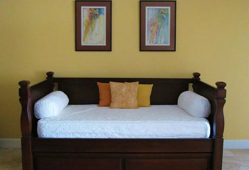 هتل Grandview On Grace Bay