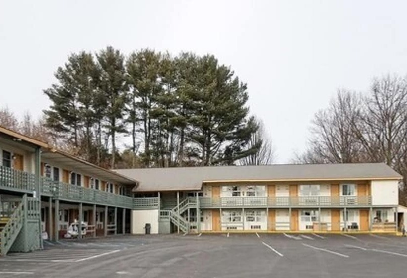 בית מלון כפרי Northway Inn Queensbury   Lake George