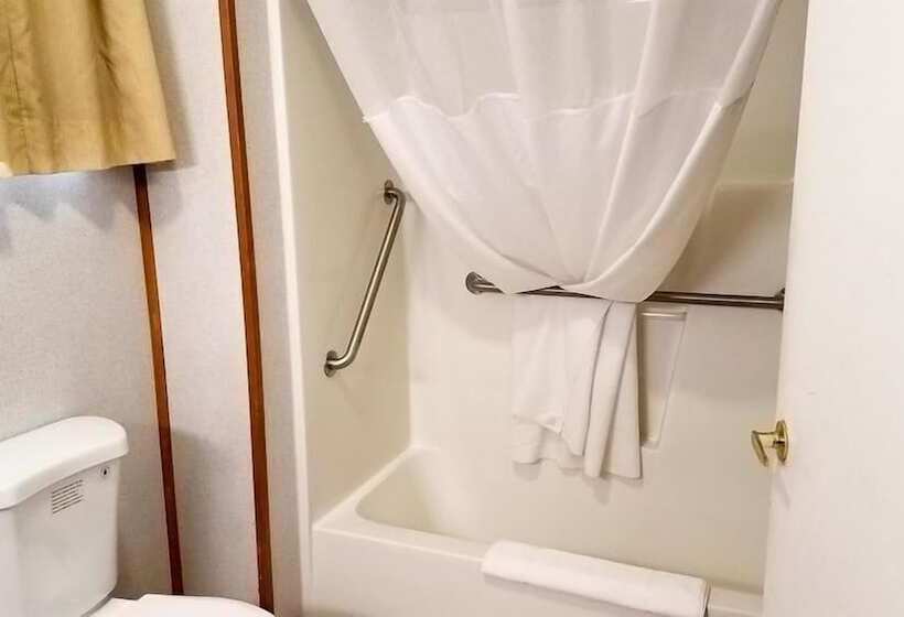 בית מלון כפרי Northway Inn Queensbury   Lake George