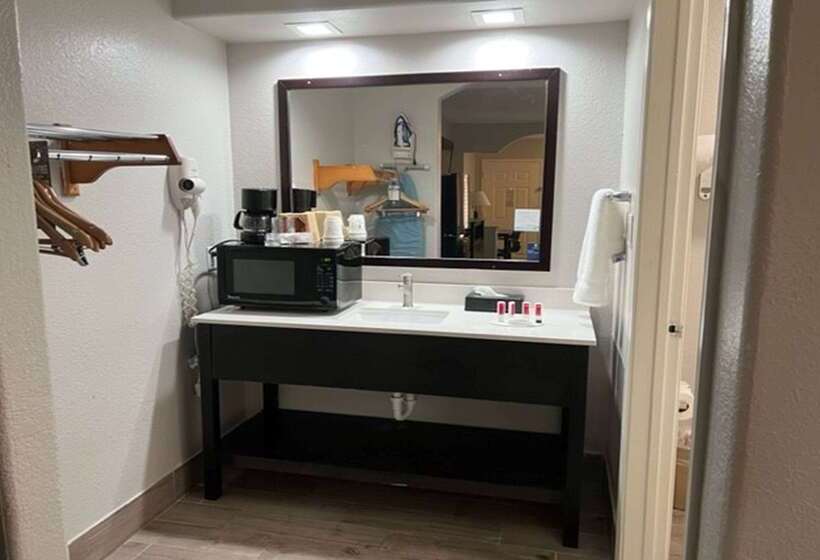 Отель Super 8 By Wyndham Baytown/mont Belvieu