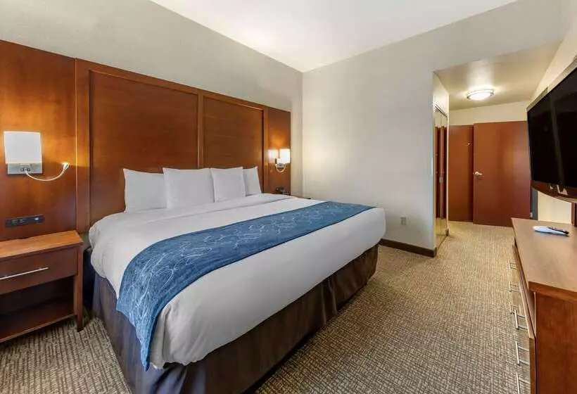Отель Comfort Suites