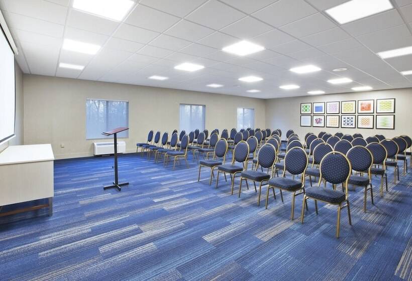 فندق Holiday Inn Express Niles, An Ihg