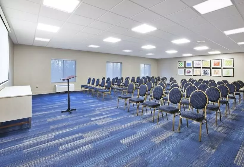 בית מלון כפרי Holiday Inn Express Niles, An Ihg
