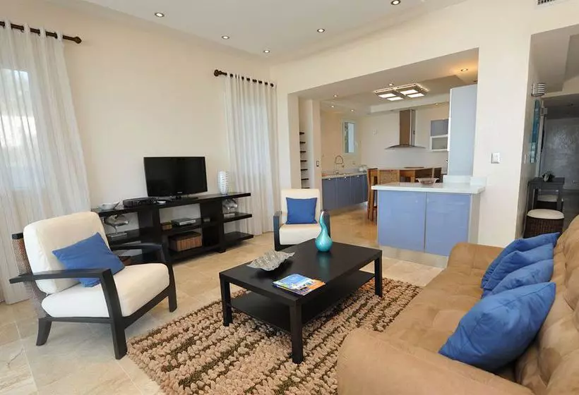 Hotelli Watermark Luxury Oceanfront Residences