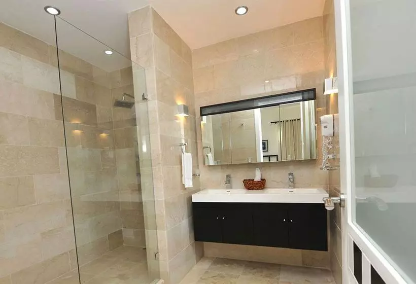 Hotelli Watermark Luxury Oceanfront Residences