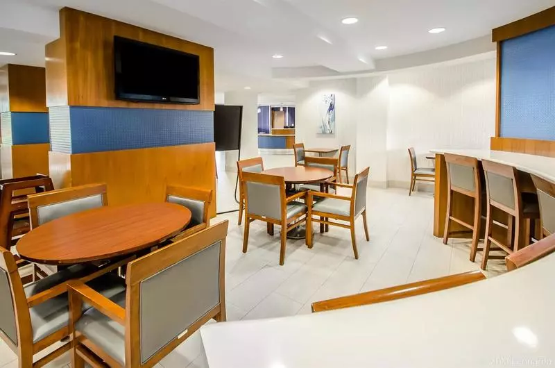 ホテル Comfort Inn & Suites Shepherdsville   Louisville South