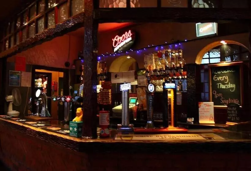هتل The Dickens Bar & Inn