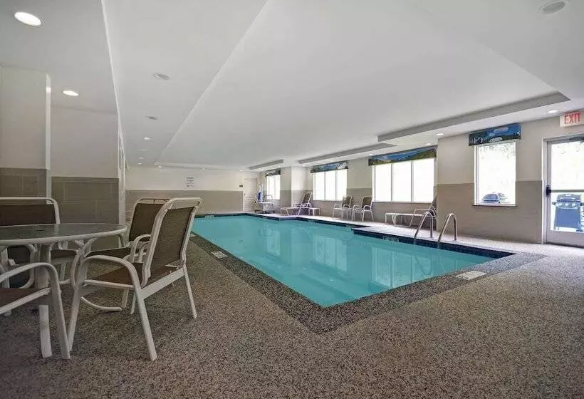 בית מלון כפרי Comfort Inn & Suites