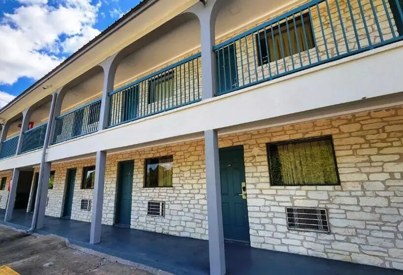 فندق على الطريق Scottish Inn & Suites