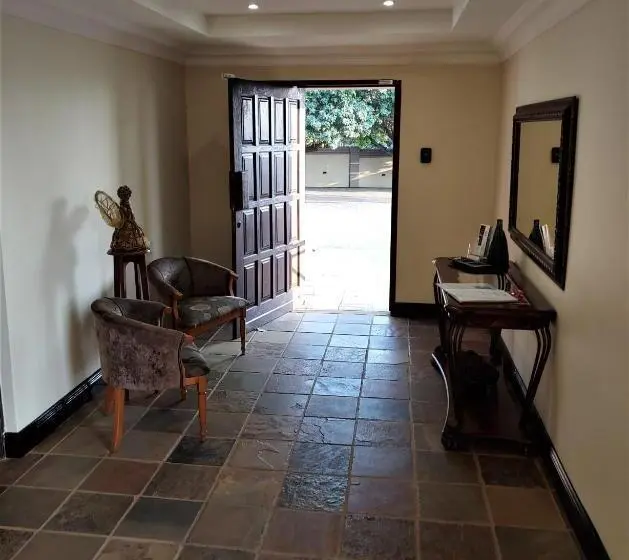 簡易ホテル Constantia Manor Guest House