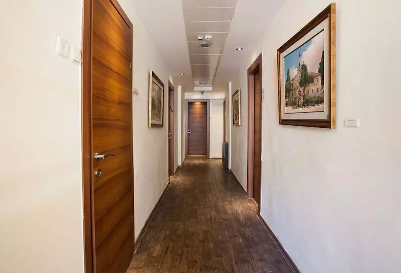 Hotelli A Little House In Rechavia