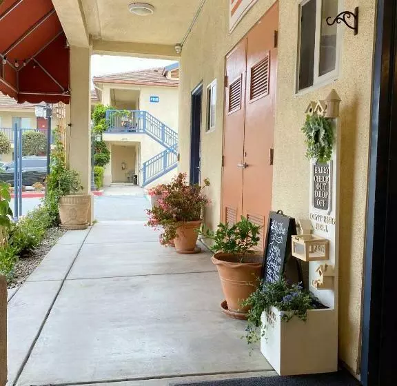 Отель Monarch Valley Inn Marina At Monterey Bay