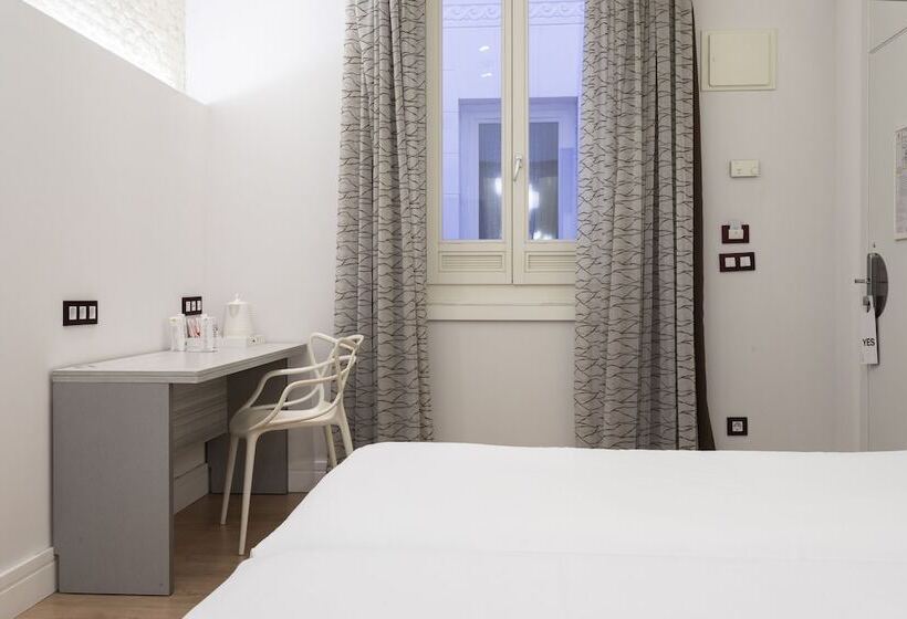 Отель Petit Palace Lealtad Plaza