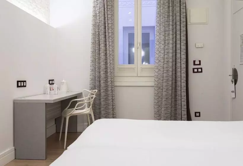 Отель Petit Palace Lealtad Plaza