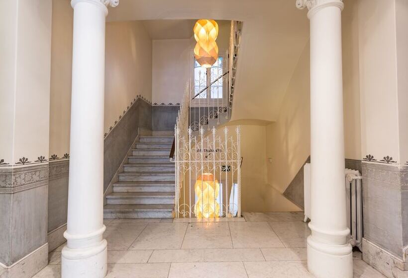 Отель Petit Palace Lealtad Plaza