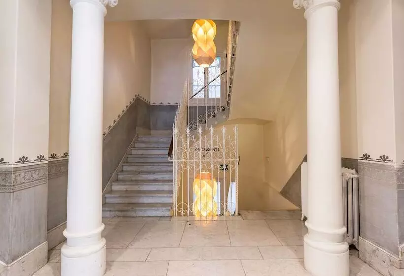 Отель Petit Palace Lealtad Plaza