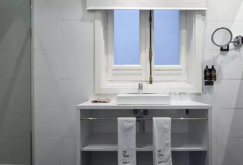 Отель Petit Palace Lealtad Plaza