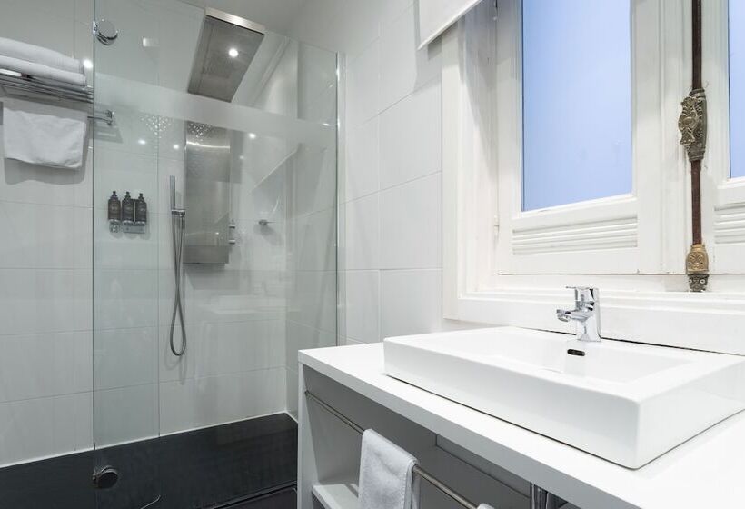 Отель Petit Palace Lealtad Plaza