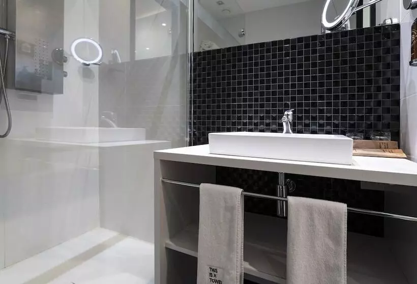 Отель Petit Palace Lealtad Plaza