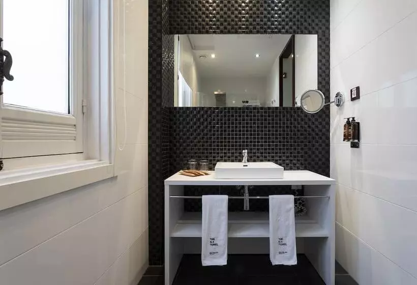 Отель Petit Palace Lealtad Plaza