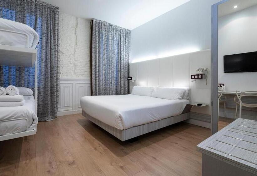 Отель Petit Palace Lealtad Plaza