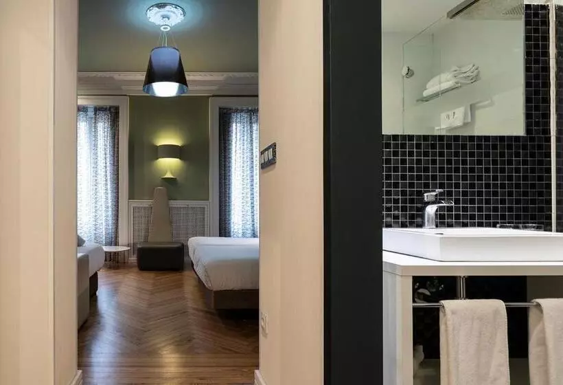 Отель Petit Palace Lealtad Plaza