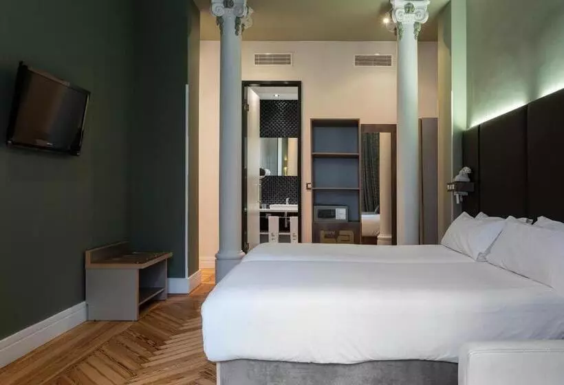 Отель Petit Palace Lealtad Plaza