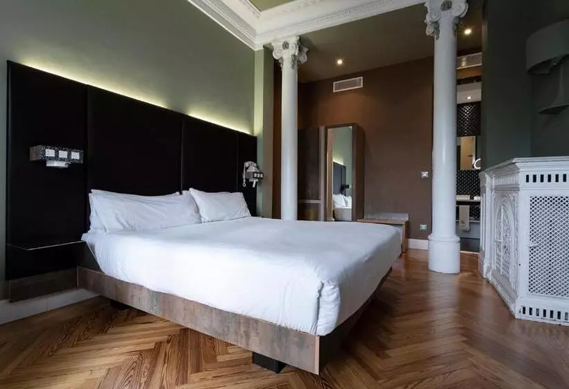 Отель Petit Palace Lealtad Plaza