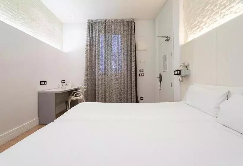 Отель Petit Palace Lealtad Plaza